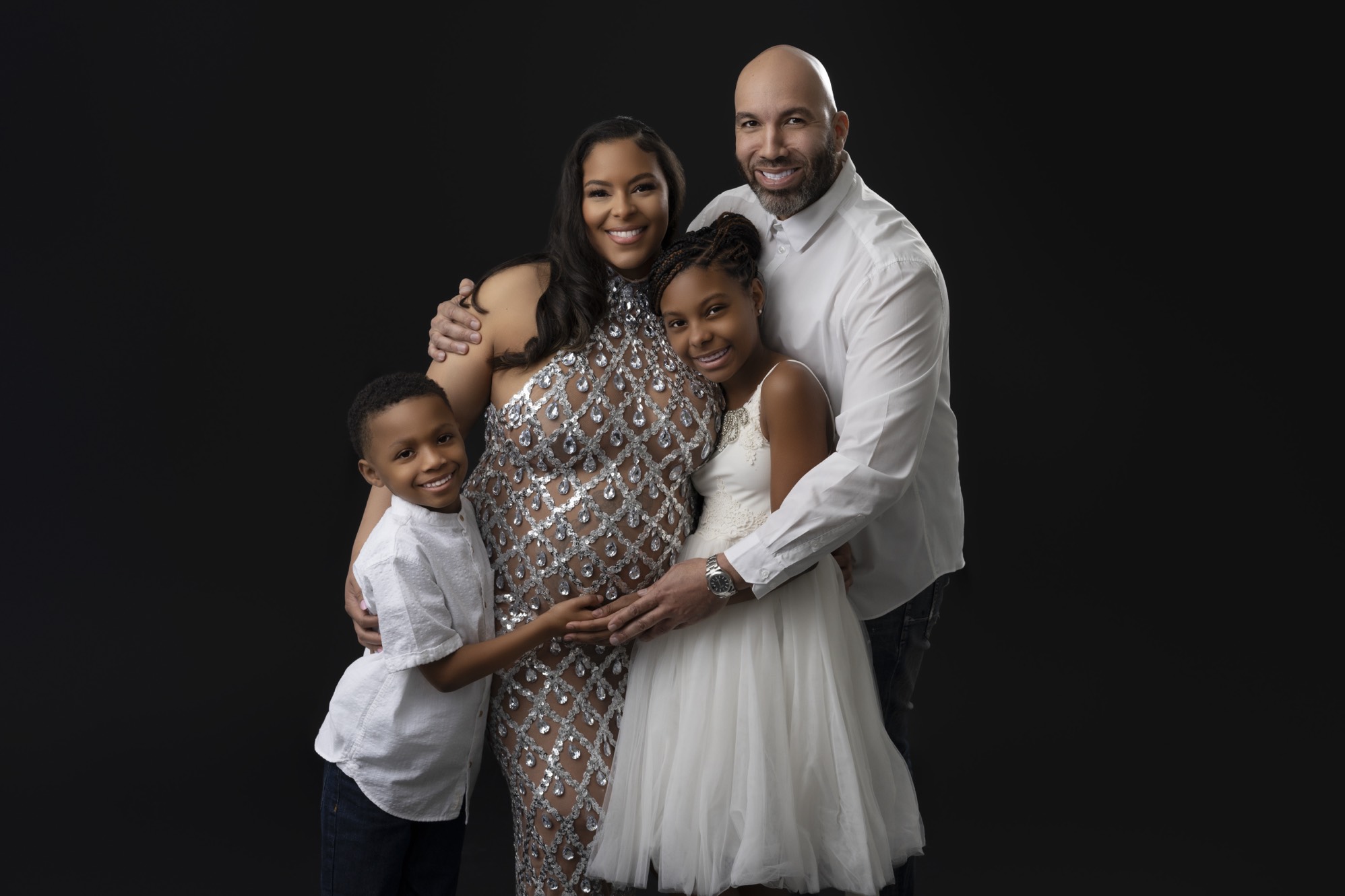Modern luxury maternity photoshoot family on black background blog